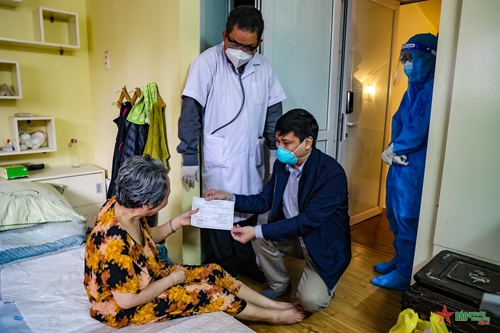 Hà Nội tổ chức tiêm vắc xin phòng Covid-19 tại nhà cho người già yếu